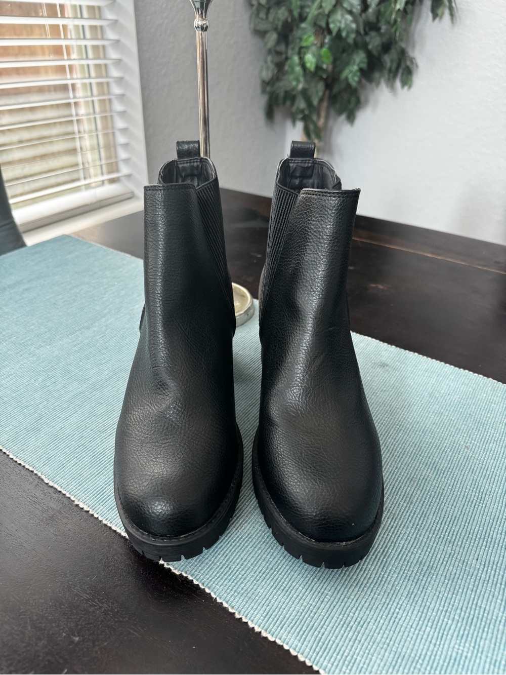 MIA Jody Lug Sole Platform Chelsea Boot in black size 9.5